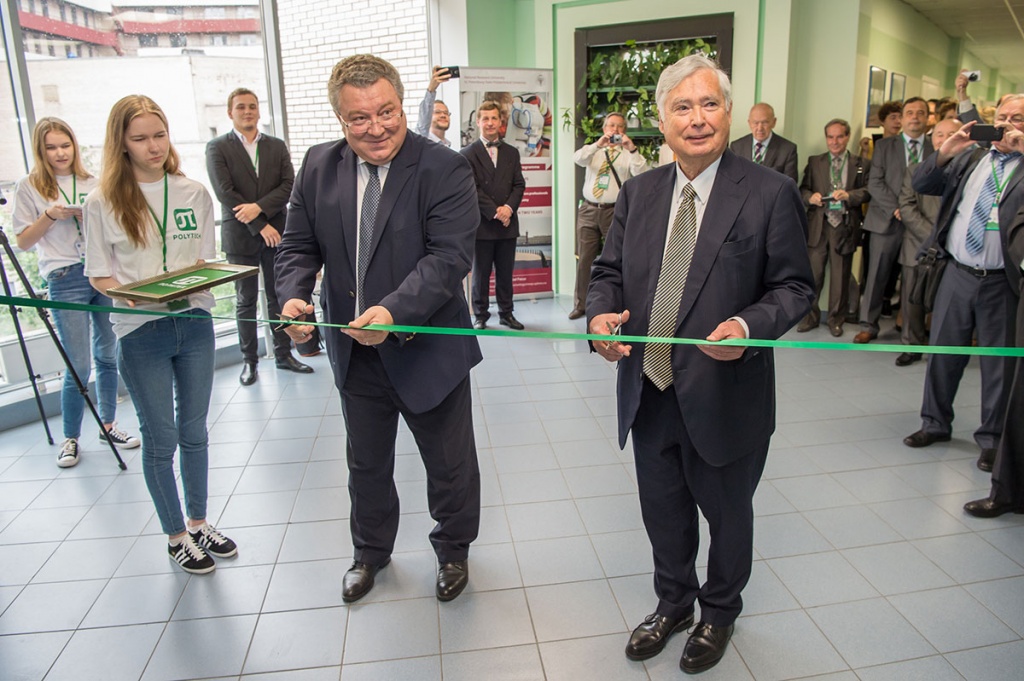 Ректор СПбПУ А.И. Рудской и руководитель FESTO Group Вильфред Штолль торжественно перерезали ленточку Ректор СПбПУ А.И. Рудской и руководитель FESTO Group Вильфред Штолль торжественно перерезали ленточку