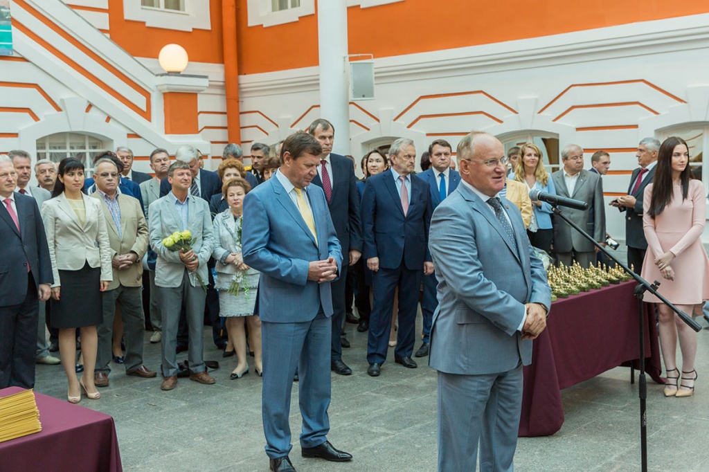 Торжественную церемонию чествования лучших выпускников петербургских вузов открыл вице-губернатор города В.В. Кириллов Торжественную церемонию чествования лучших выпускников петербургских вузов открыл вице-губернатор города В.В. Кириллов