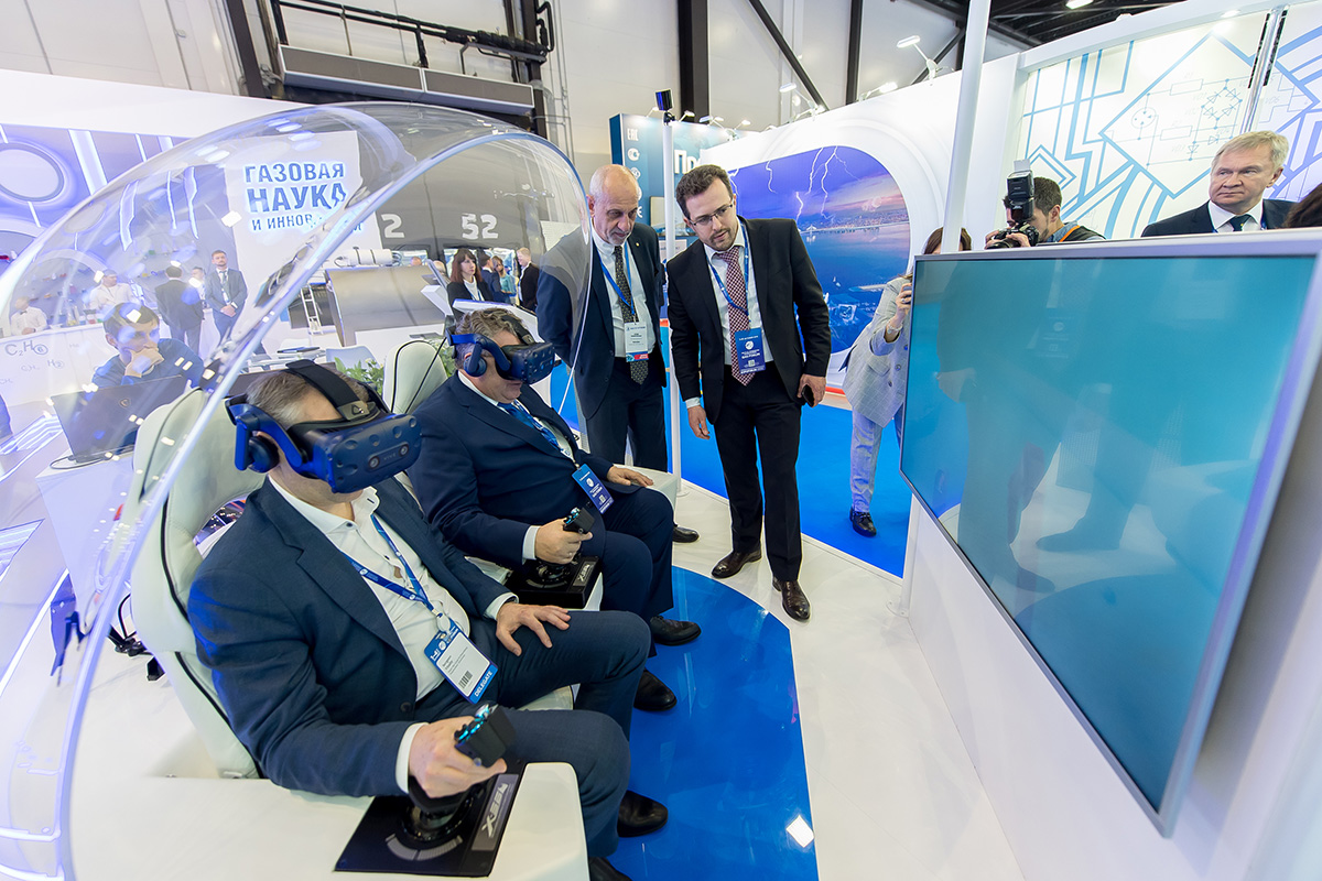 Ректор СПбПУ при помощи шлема виртуальной реальности ознакомился с проектом обитаемого подводного аппарата 