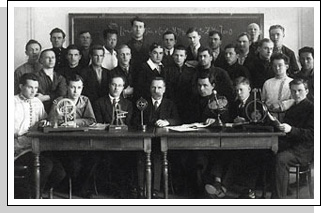И.В. Мещерский со студентами 2-го курса кораблестроительного факультета ЛПИ. 1928