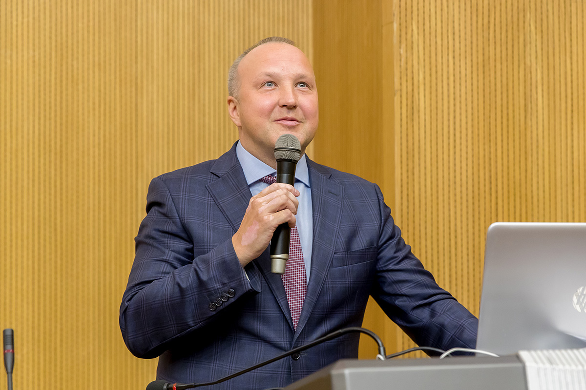 Замдиректора HR-департамента регионального отделения Huawei по России, Белоруссии и Украине Александр ИСАЕВ сделал презентацию о карьерных возможностях 