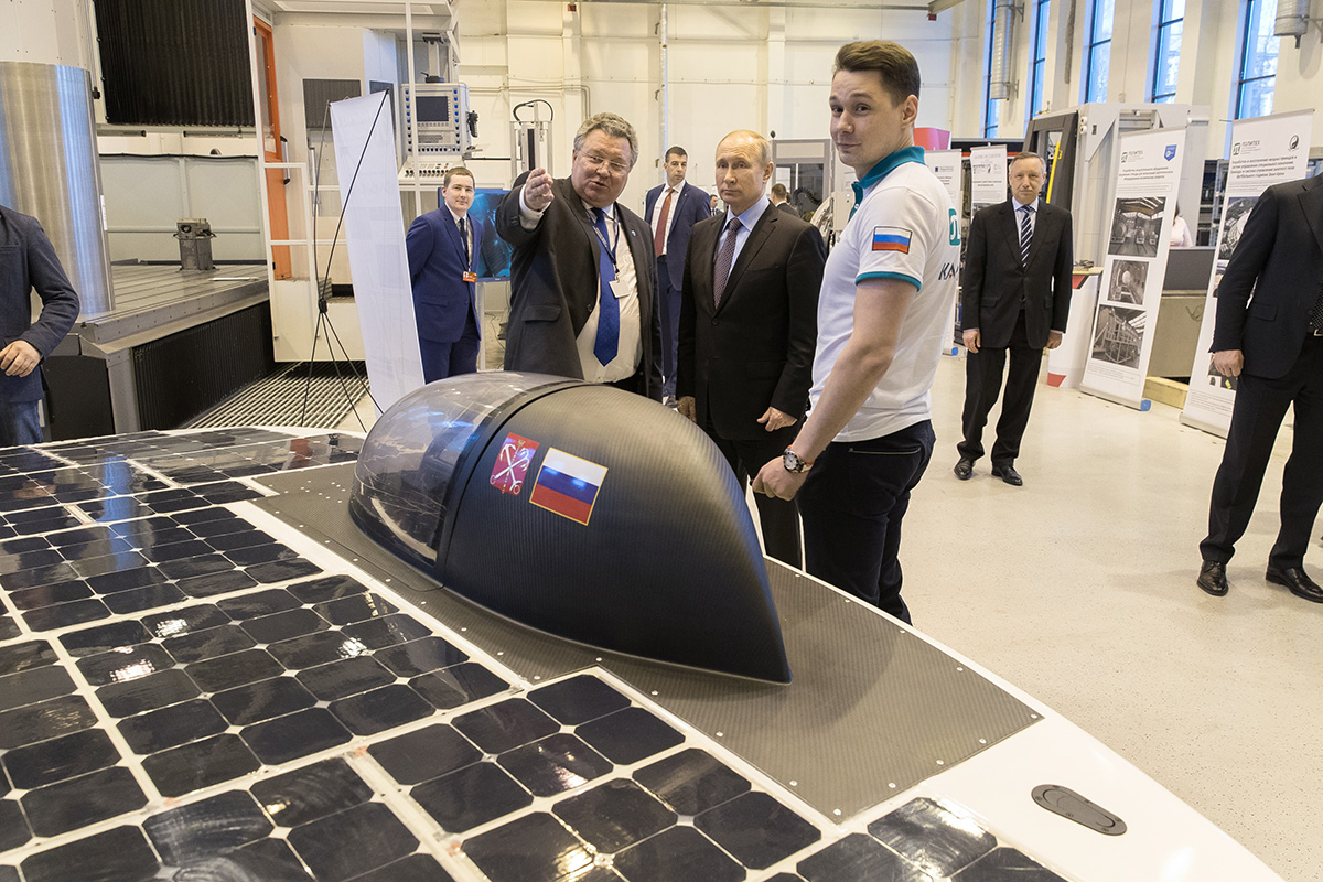 В.В. Путину показали первый российский солнцемобиль 