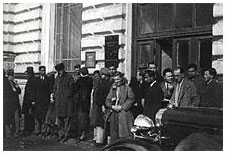 Делегация инстранных студентов у входав Физико-технический институти Инженерную академию.1933 Делегация инстранных студентов у входав Физико-технический институти Инженерную академию.1933
