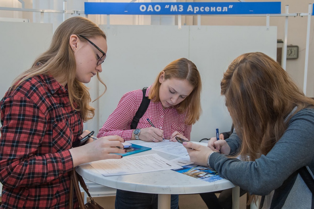 Студенты смогли пообщаться с представителями кадровых служб, заполнили резюме и анкеты соискателей