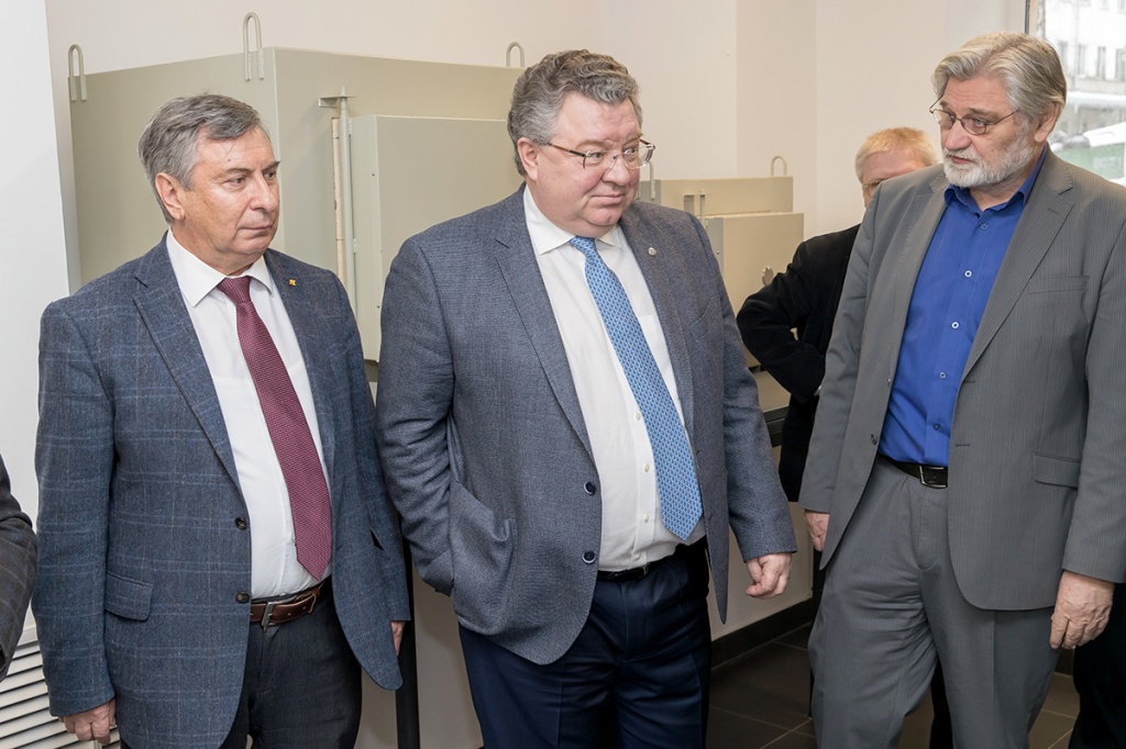 Слева направо - директор ИММиТ А.А. Попович, ректор СПбПУ А.И. Рудской, руководитель лаборатории А.Ю. Талащук Слева направо - директор ИММиТ А.А. Попович, ректор СПбПУ А.И. Рудской, руководитель лаборатории А.Ю. Талащук