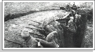 Солдаты Западного фронта на учениях в противогазах. 1915