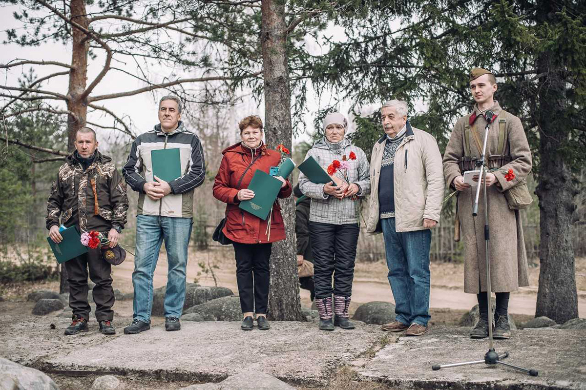 В памятном митинге принял участие руководитель административного аппарата ректора СПбПУ Владимир ГЛУХОВ  на фото – второй справа  