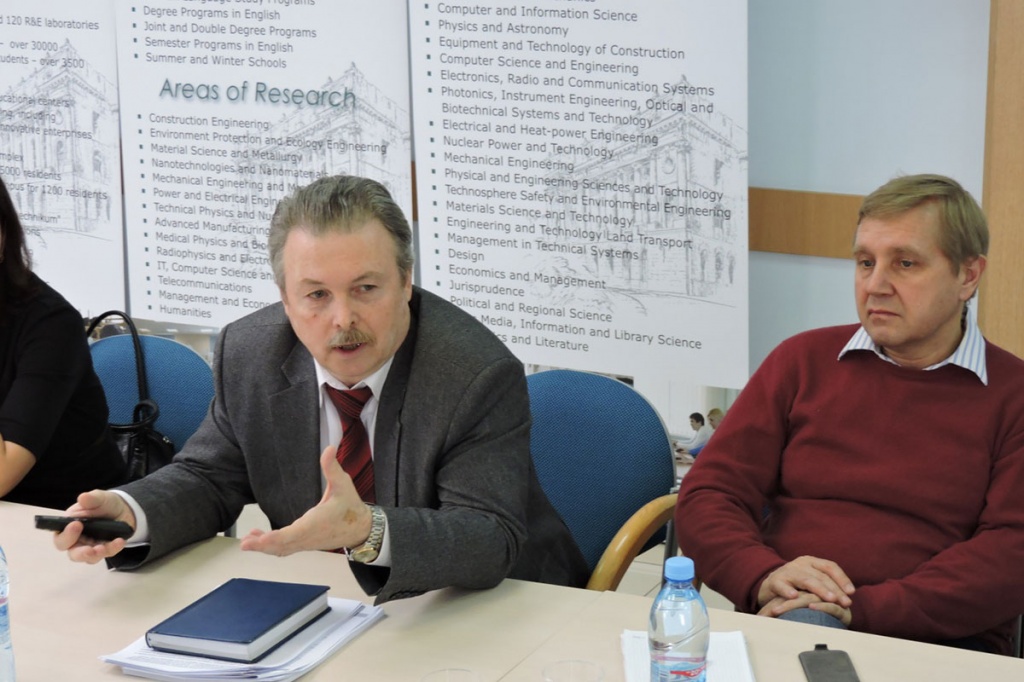 Начальник УМС СПбПУ В.Д. Хижняк информирует участников заседания о ходе выполнения проекта