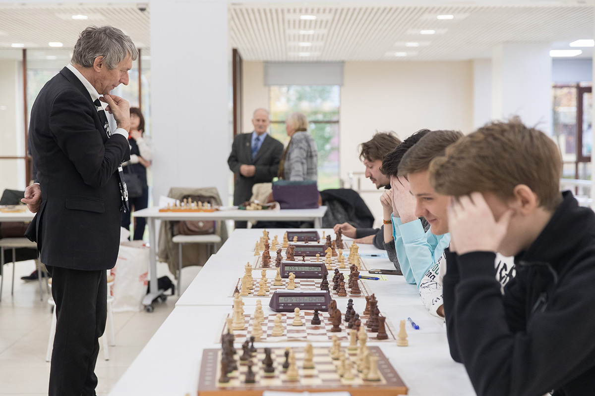 Гроссмейстер Иванов победил во всех шахматных поединках 