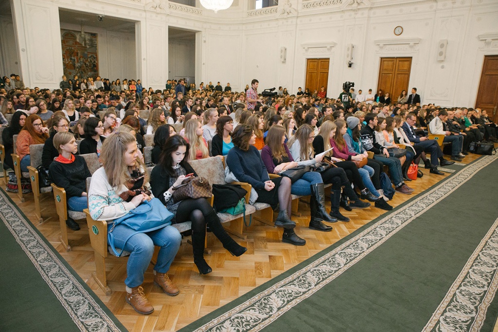 Сотни студентов и предодавателей прослушали лекцию Сценарии будещего России