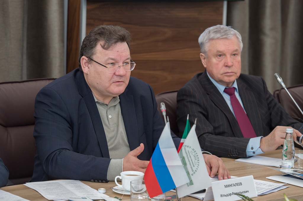 Слева направо - замминистра промышленности и торговли Татарстана И.Р. Мингалеев и президент РОР Ассоциация предприятий и промышленников Республики Татарстан А.П. Лаврентьев Слева направо - замминистра промышленности и торговли Татарстана И.Р. Мингалеев и президент РОР Ассоциация предприятий и промышленников Республики Татарстан А.П. Лаврентьев