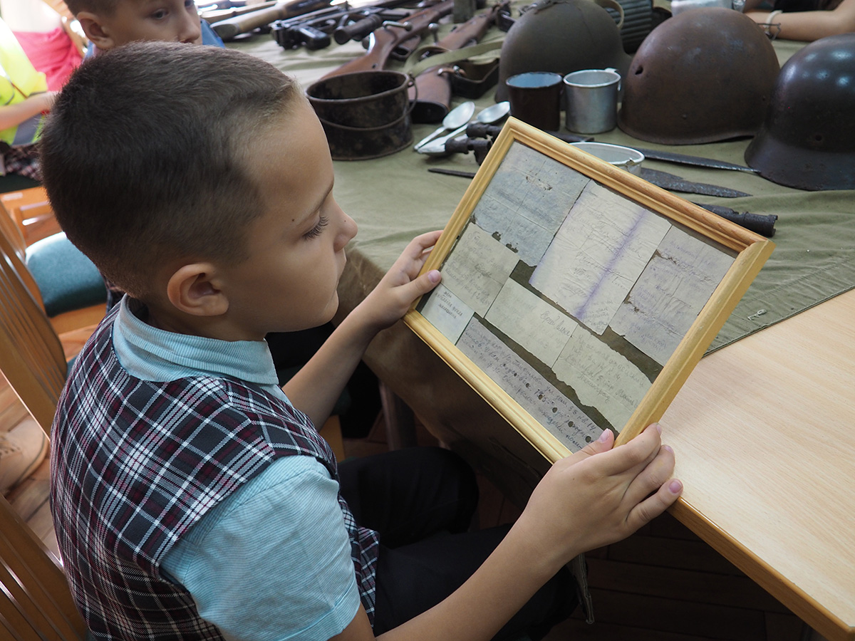 Школьники посмотрели архивные фотографии, письма и личные вещи солдат, которые сохранились со времен ВОВ
