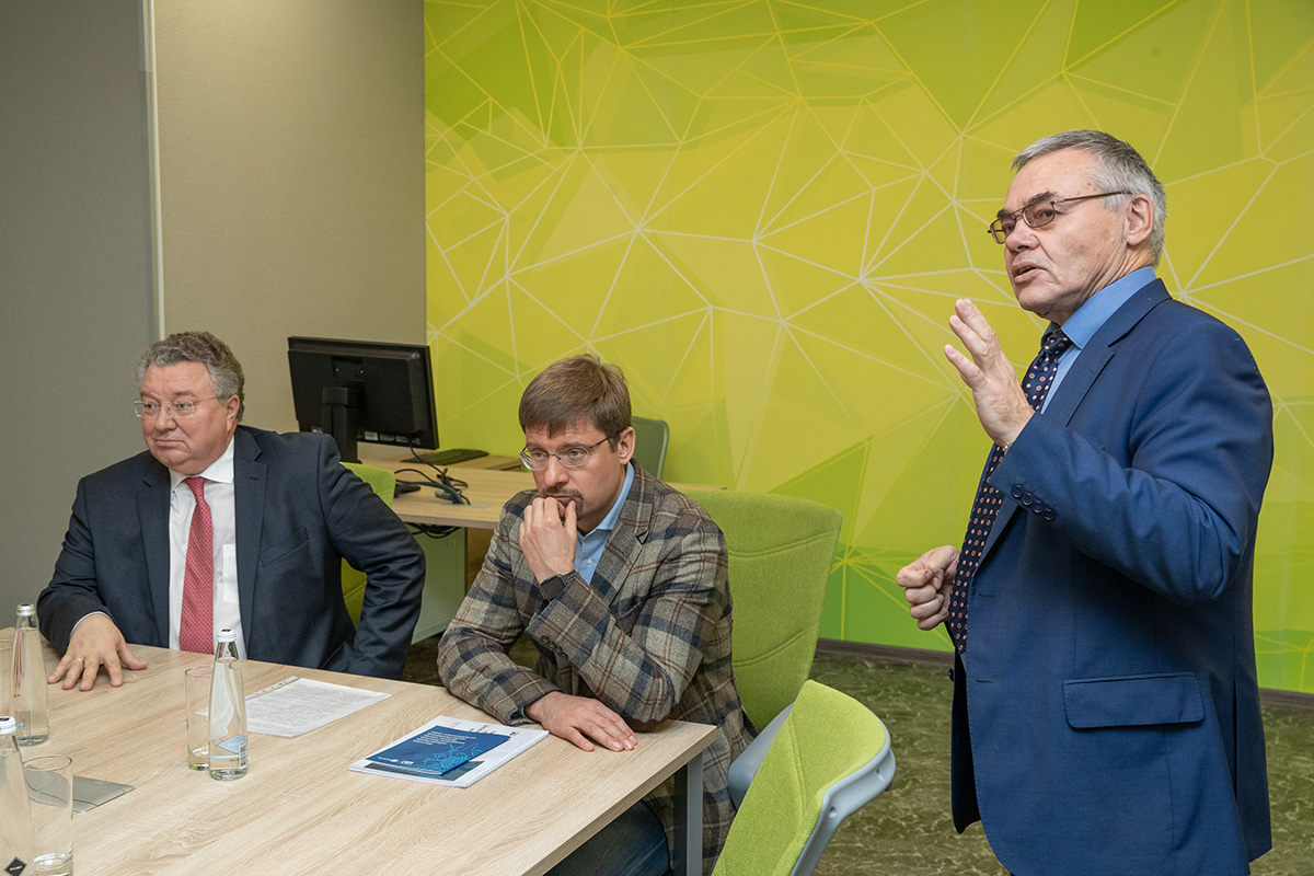 Профессор Высшей школы прикладной математики и вычислительной физики Владимир ЗАБОРОВСКИЙ сделал обзор проектов, реализуемых на базе СКЦ