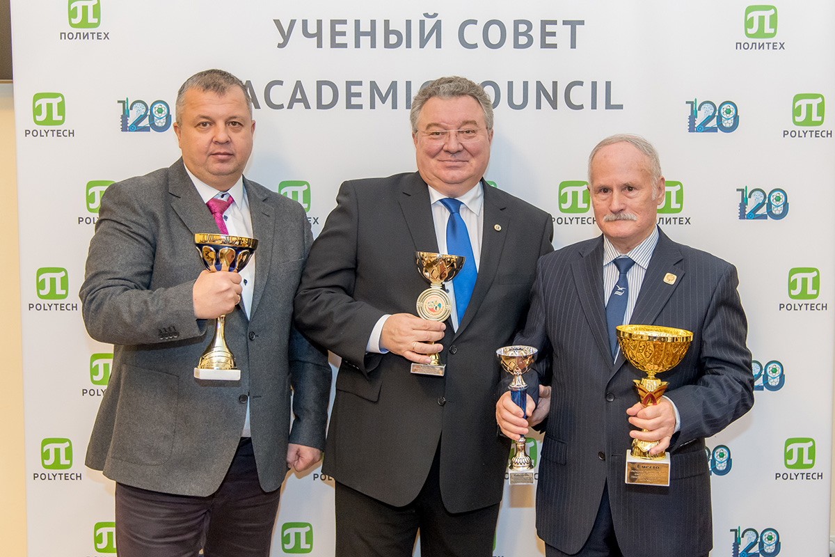 Старший преподаватель ВШСП Николай Михайлович ЗВЕРЕВ получил Кубок Спартакиады «Первокурсник-2019 