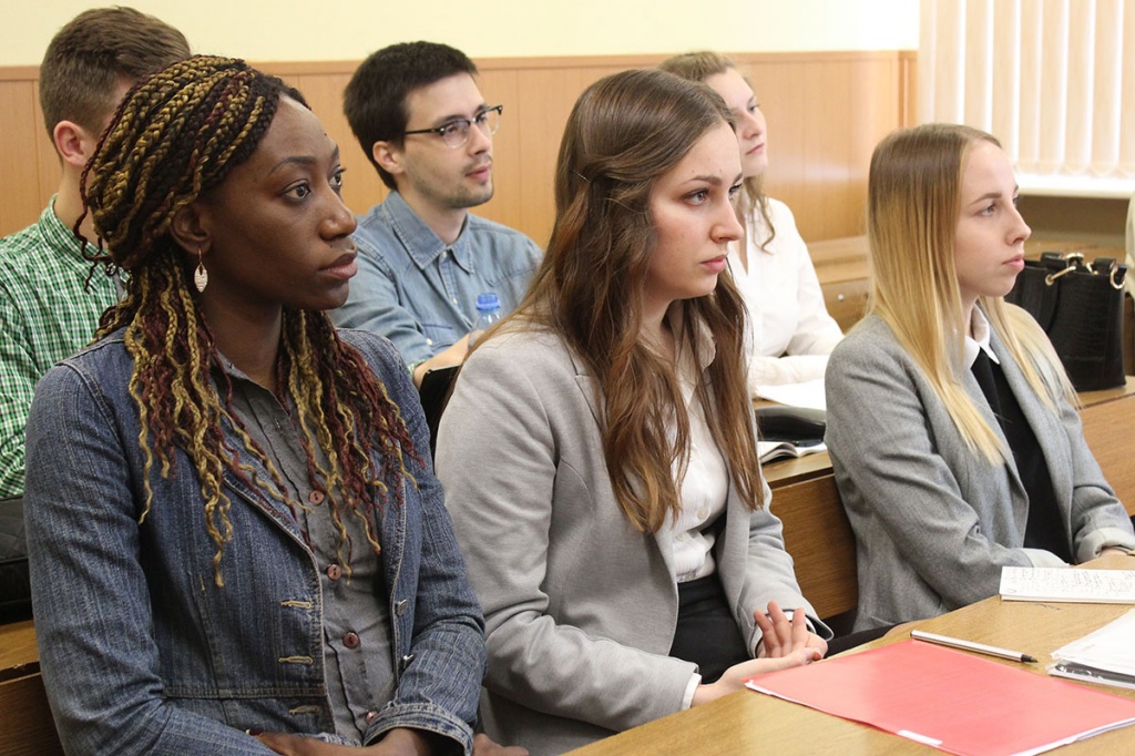 Студенты кафедры ЭМЭ внимательно слушают доклады своих коллег-выпускников