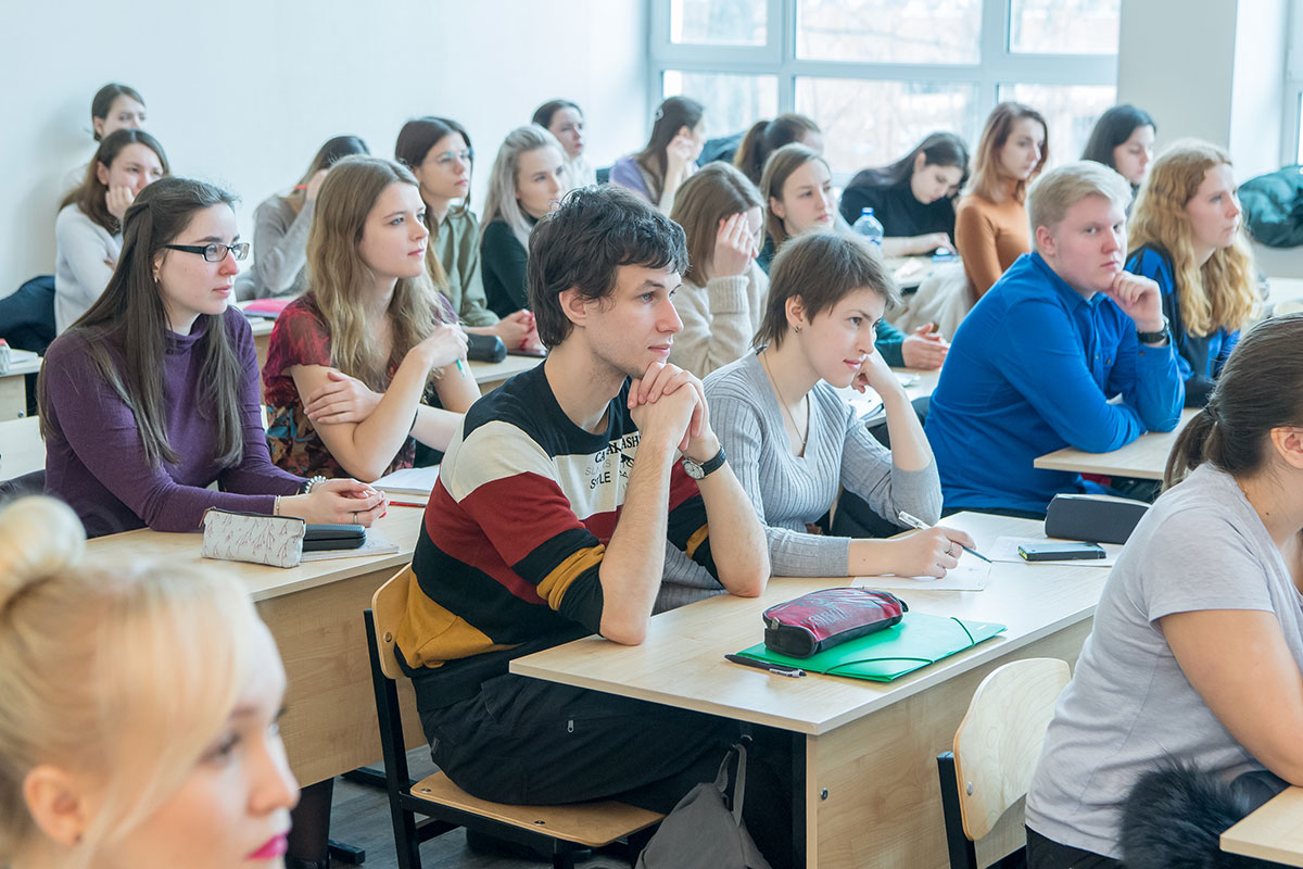 Фуми Муракоси выступила перед студентами Института биомедицинских систем и технологи Фуми Муракоси выступила перед студентами Института биомедицинских систем и технологи