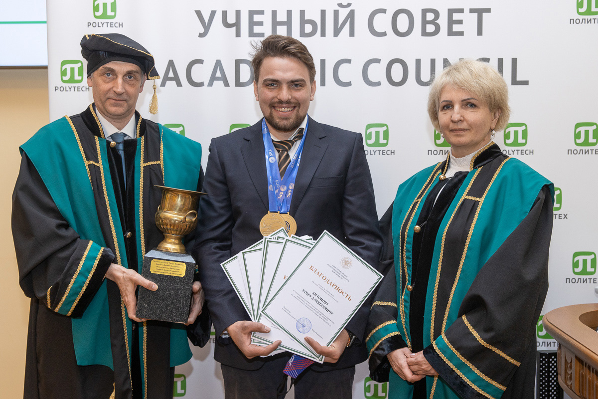 Благодарности для всей команды получил капитан Даниил Болотин Благодарности для всей команды получил капитан Даниил Болотин