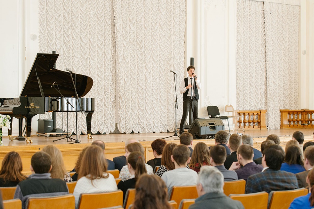 Концертная программа студентов Бауманки включала вокальные, хореографические и поэтические выступления