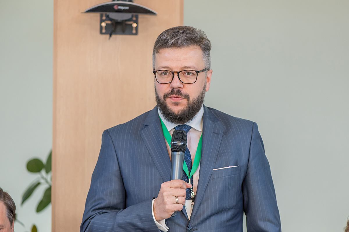 Гостей форума приветствовал представитель Комитета по науке и высшей школе Ю.А. Снисаренко Гостей форума приветствовал представитель Комитета по науке и высшей школе Ю.А. Снисаренко