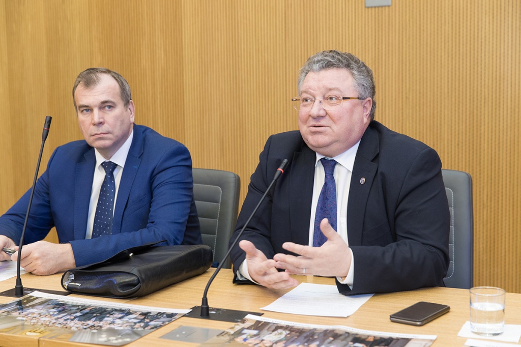 Слева направо - председатель Комитета по науке и высшей школе А.С. Максимов и ректор СПбПУ А.И. Рудской Слева направо - председатель Комитета по науке и высшей школе А.С. Максимов и ректор СПбПУ А.И. Рудской