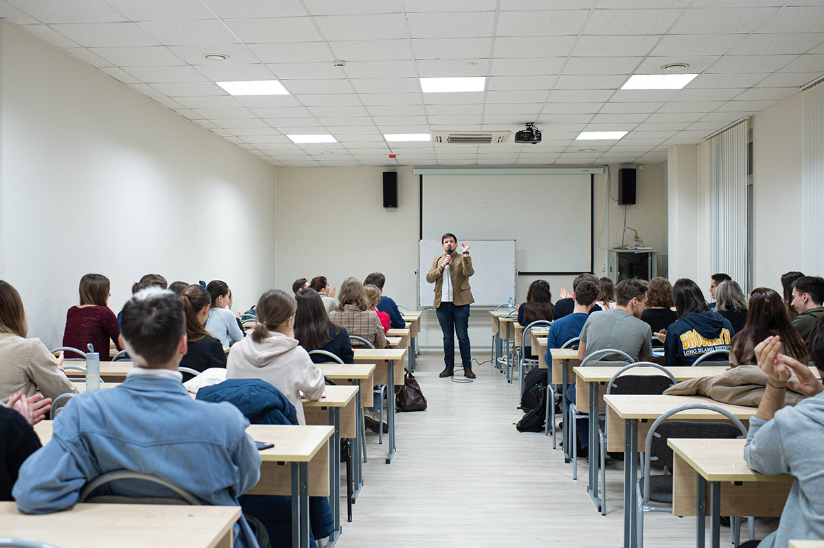 Известный телеведущий поделился способами раскрепощения перед залом 