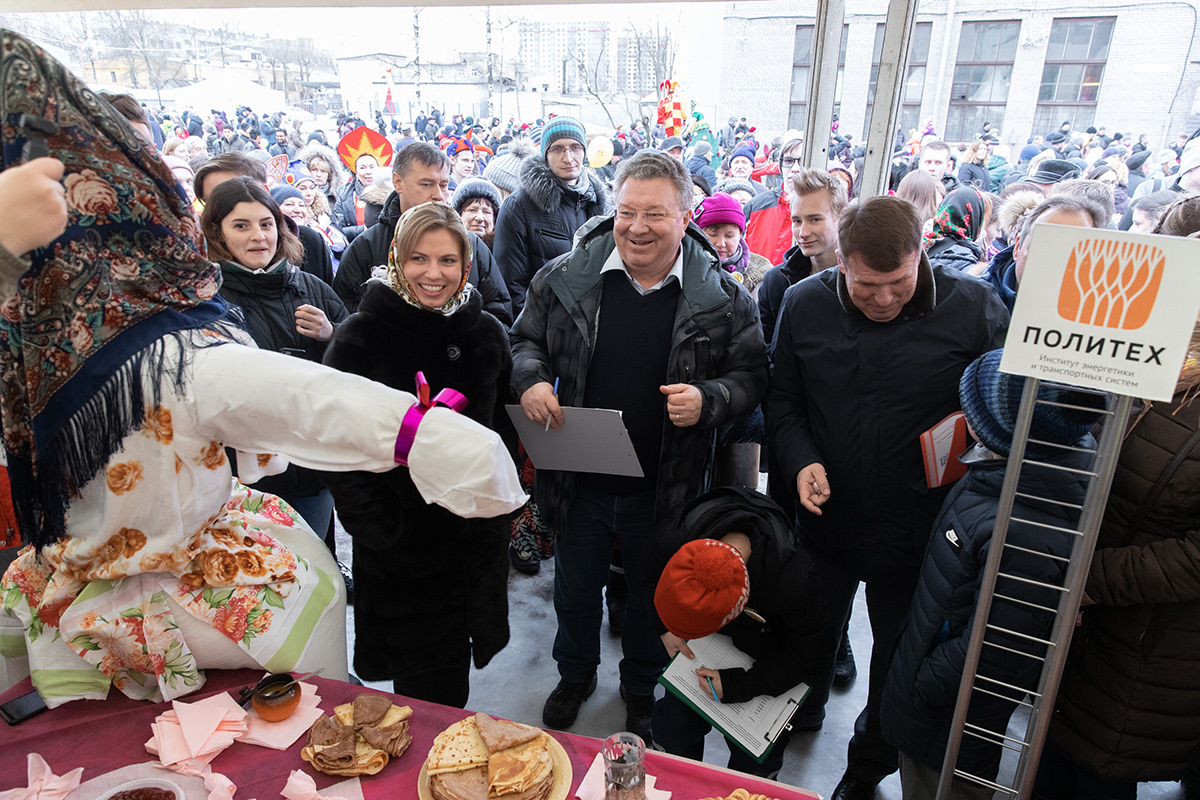 Жюри во главе с ректором оценивало приготовленные студентами блины 