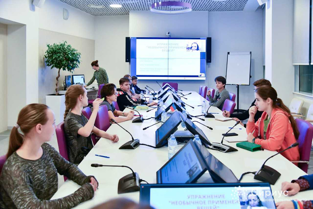 Магистрант Политеха Анна Кустякова проводит для школьников мастер-класс в режиме онлайн 