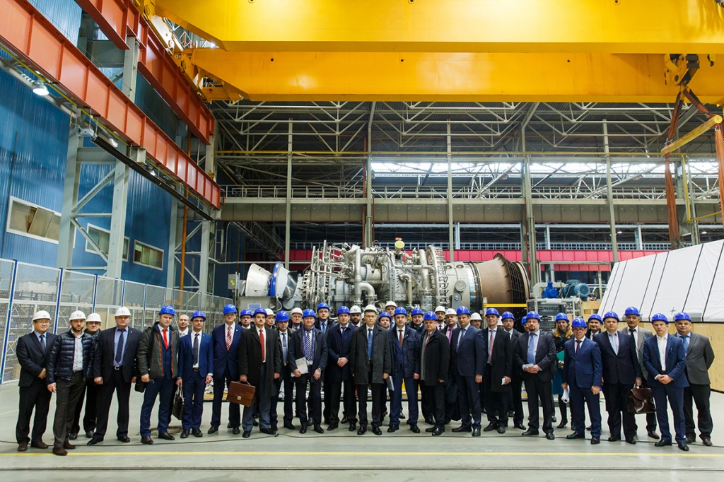 Участники совещания у газотурбинной установки производства РЭП Холдинга Участники совещания у газотурбинной установки производства РЭП Холдинга