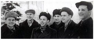 Будущий профессор К.П. Селезнев (третий справа) и будущийдоцент А.Я. Кочкарев (второй справа) среди сотрудников ЛПИ.Вторая половина 1940-х