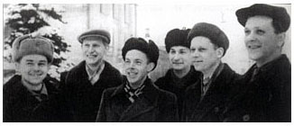 Будущий профессор К.П. Селезнев (третий справа) и будущийдоцент А.Я. Кочкарев (второй справа) среди сотрудников ЛПИ.Вторая половина 1940-х Будущий профессор К.П. Селезнев (третий справа) и будущийдоцент А.Я. Кочкарев (второй справа) среди сотрудников ЛПИ.Вторая половина 1940-х