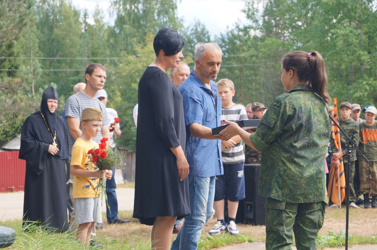 Поисковики передали родственникам личные вещи солдат Поисковики передали родственникам личные вещи солдат