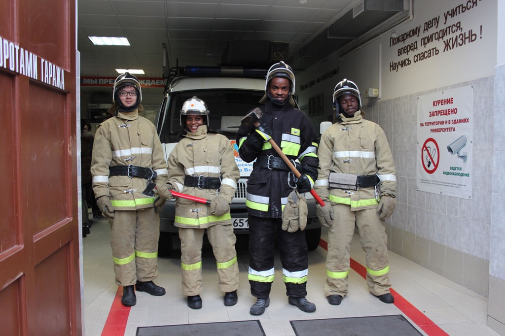 Студенты из Нигерии, Намибии, Замбии и Кореи почувствовали себя в роли настоящих пожарных