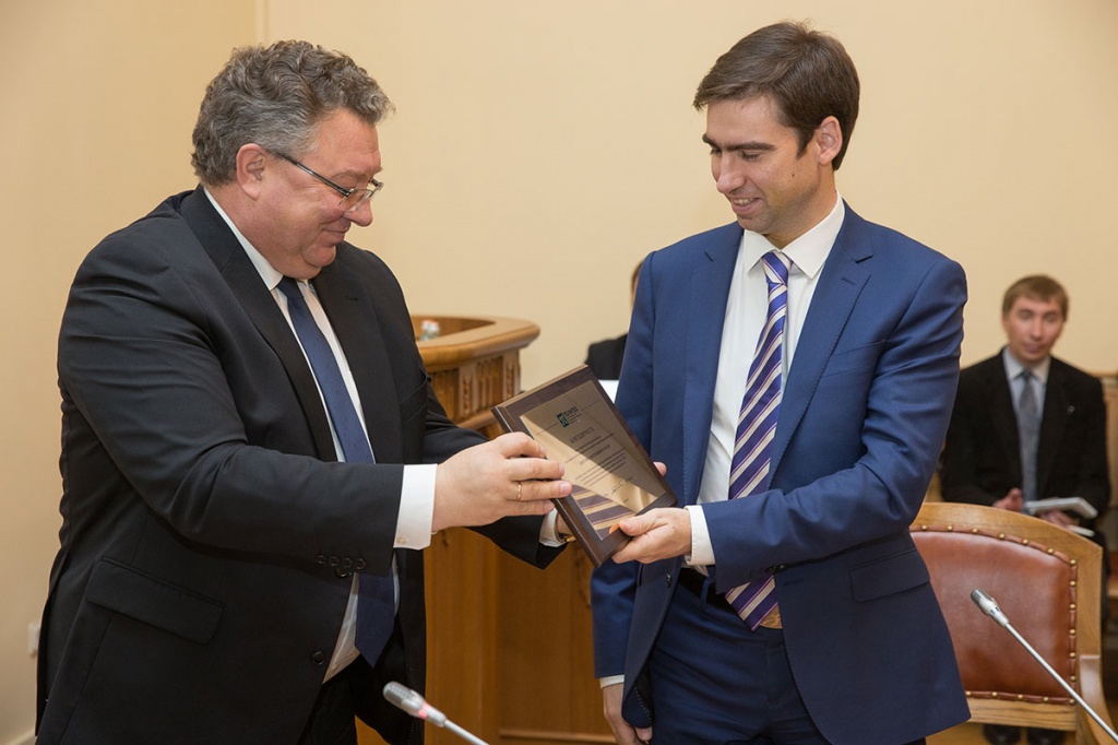 Ректор А.И. Рудской вручил благодарность от имени СПбПУ вице-губернатору Ленобласти Д.А. Ялову Ректор А.И. Рудской вручил благодарность от имени СПбПУ вице-губернатору Ленобласти Д.А. Ялову