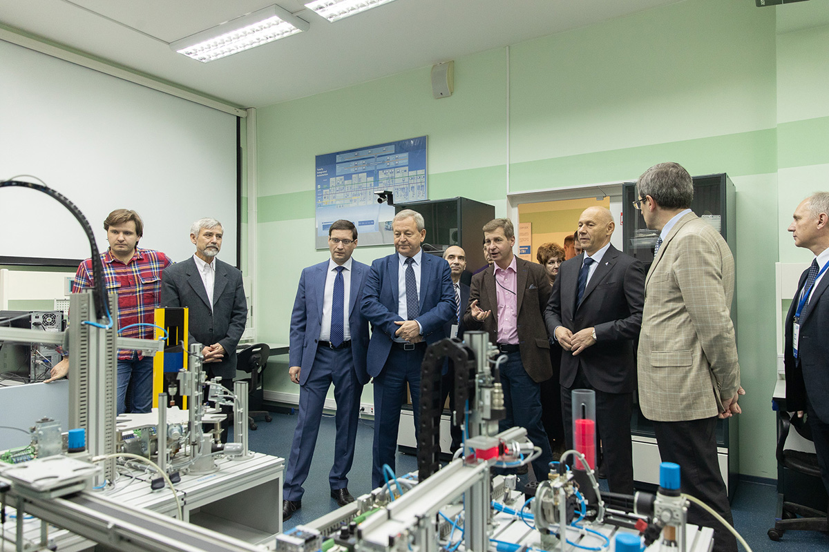 Перед открытием лаборатории гостям показали другие научные центры, которые привлекли компанию «Ракурс» в Политех 