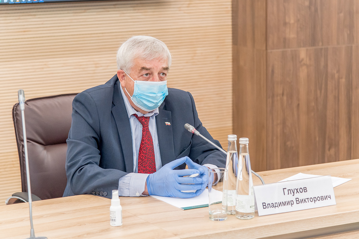 Руководитель административного аппарата ректора Владимир Глухов прокомментировал эпидемиологическую ситуацию в вузе 