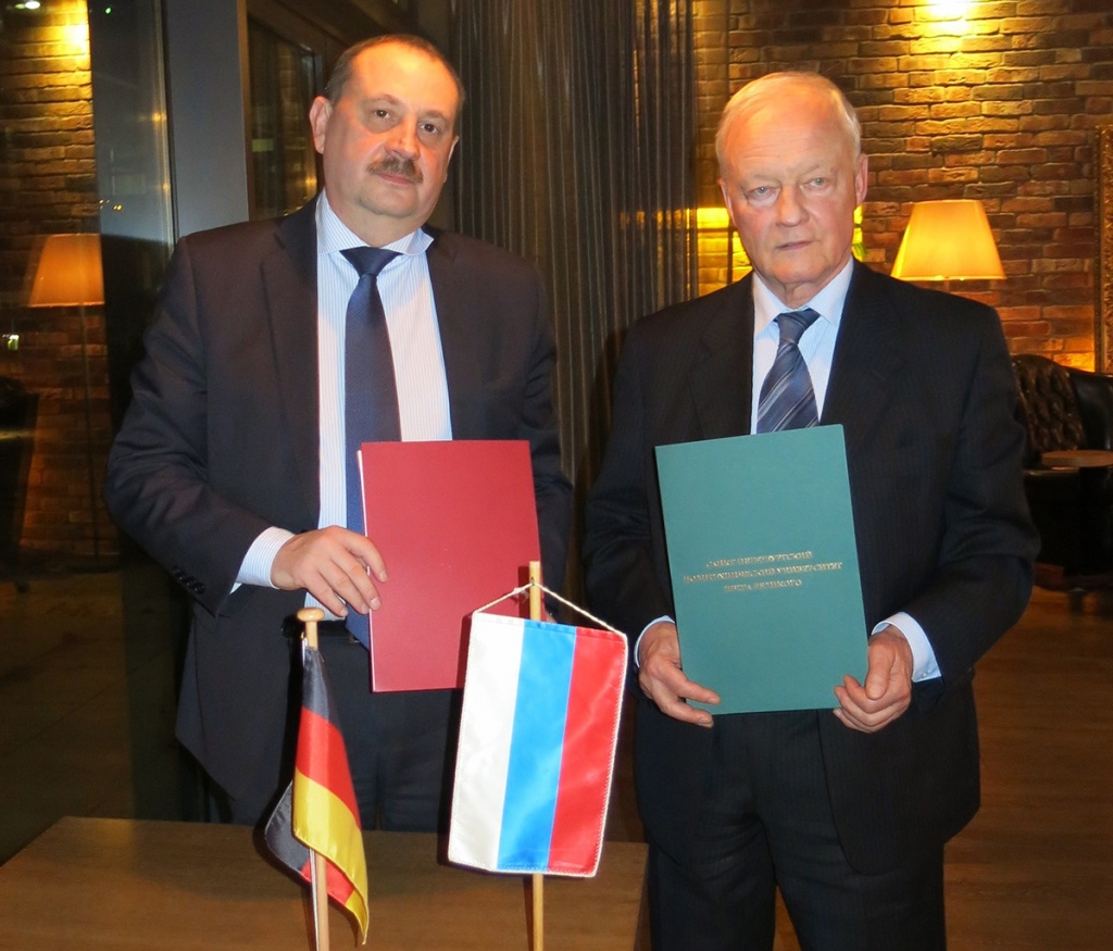 Директор ИДО К.В. Евдокимов и Ханс-Йоахим Кнаупе обмениялись Соглашениями о сотрудничестве между образовательными организациями
