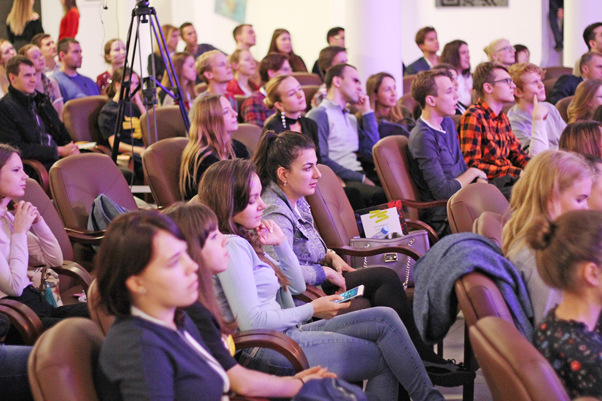 По правилам Science Slam победителя выбирают зрители при помощи аплодисментов По правилам Science Slam победителя выбирают зрители при помощи аплодисментов