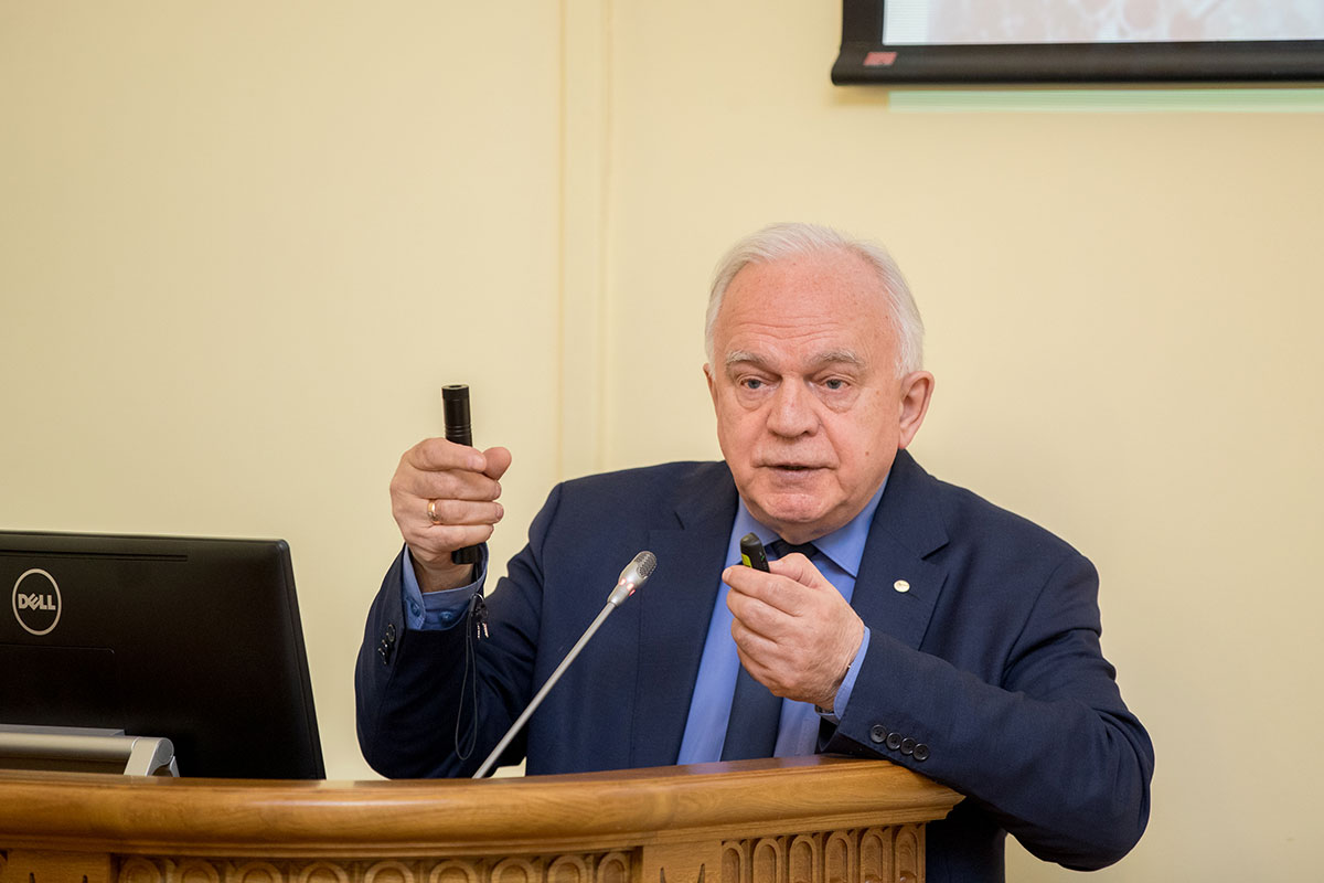 Академик Черешнев прочитал в Политехе лекцию о вирусе иммунодефицита человека 