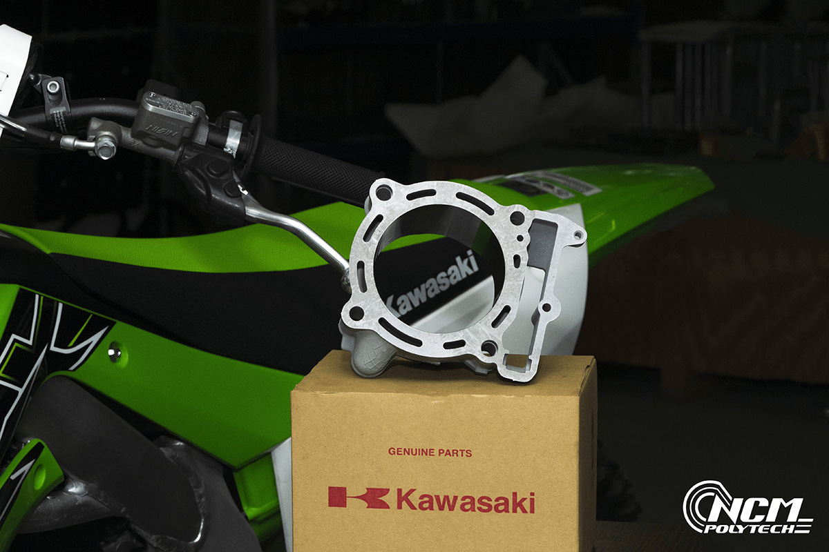 Поддержку команде оказала компания Kawasaki, которая предоставила комплект запчастей, необходимых для обслуживания, ремонта и улучшения двигателей KX450 