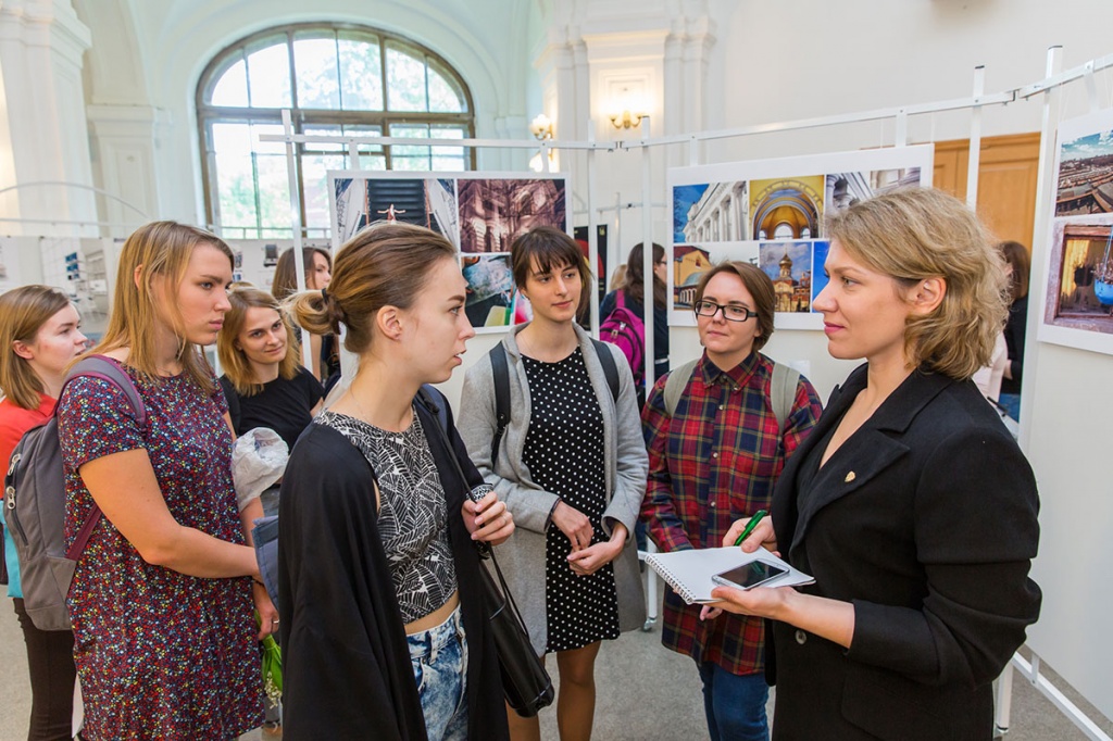 Стедентка 3 курса Ольга Самофалова (слева) рассказала о своем проекте, представленном на экспозиции