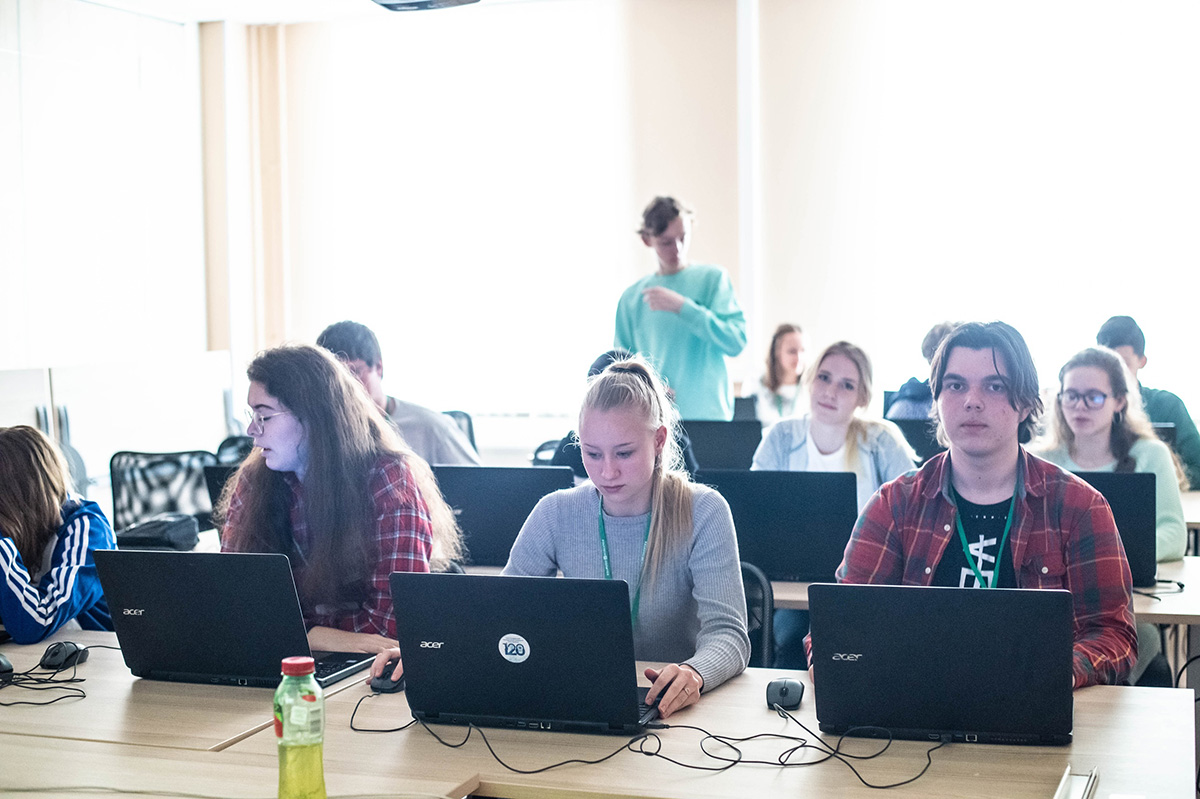 Участники Инженерной школы прослушали лекции преподавателей Политеха и решали практические задания Участники Инженерной школы прослушали лекции преподавателей Политеха и решали практические задания