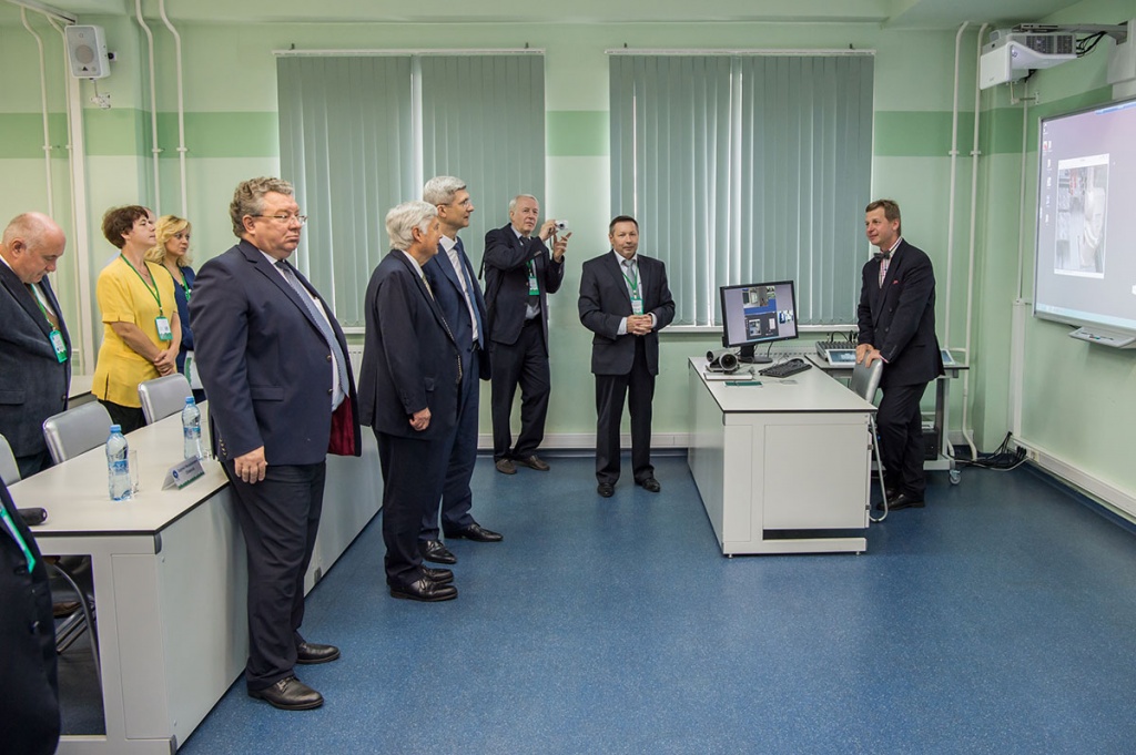 Директор учебно-научного центра СПбПУ-FESTO Synergy В.В. Потехин рассказывает о деятельности центра Директор учебно-научного центра СПбПУ-FESTO Synergy В.В. Потехин рассказывает о деятельности центра