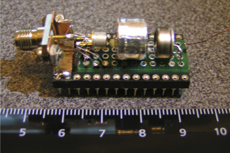Прототип физического блока миниатюрного квантового стандарта частоты 