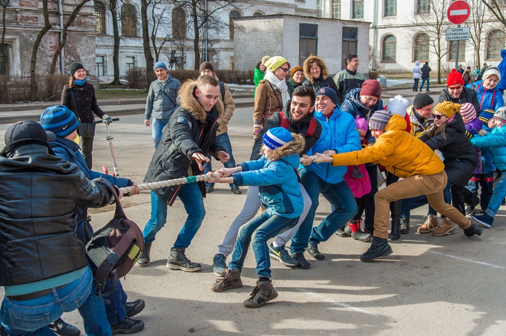 Гости участвовали в спортивных состязаниях эстафете на метлах, перетягивании каната, метании валенка и других традиционных забавах