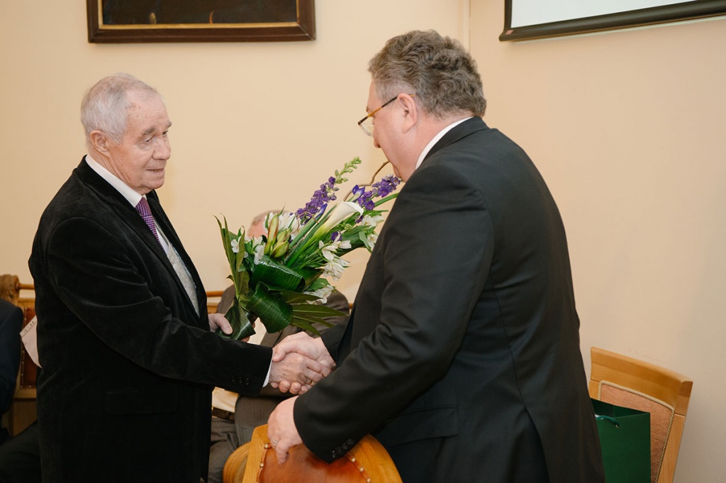 Заседание началось с поздравления с юбилеем профессора Международной высшей школы управления Василия Романовича Окорокова, которому 23 апреля исполнилось 80 лет