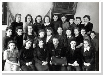  Л.В. Некраш (1886-1949) со студентами. 1947 1913 