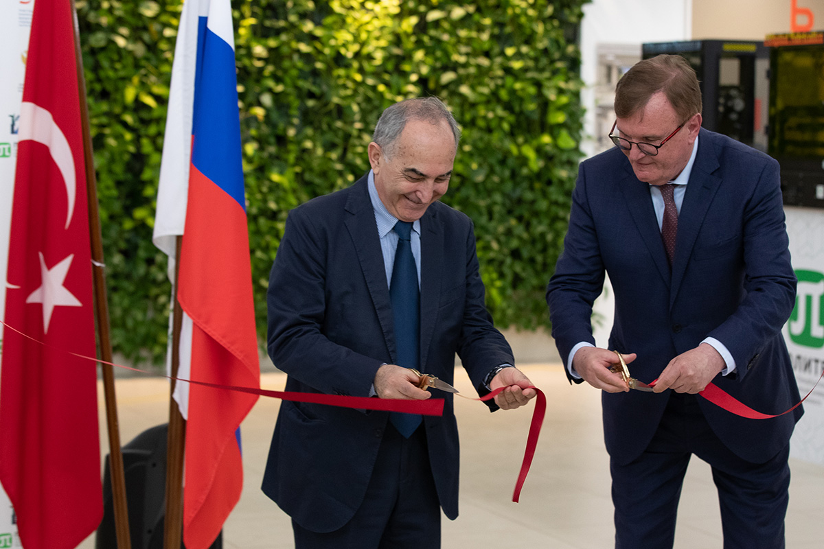Г-н Юнус БЕЛЕТ и В.П. ЖИВУЛИН открыли фотовыставку, перерезав символическую ленточку Г-н Юнус БЕЛЕТ и В.П. ЖИВУЛИН открыли фотовыставку, перерезав символическую ленточку