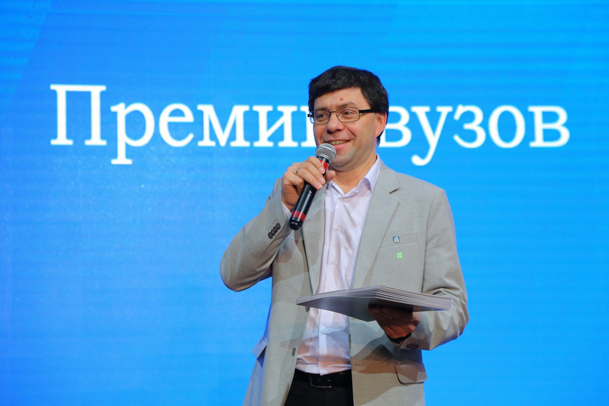 Ответственный секретарь приемной комиссии СПбПУ Виталий ДРОБЧИК поздравил победителей конкурса 