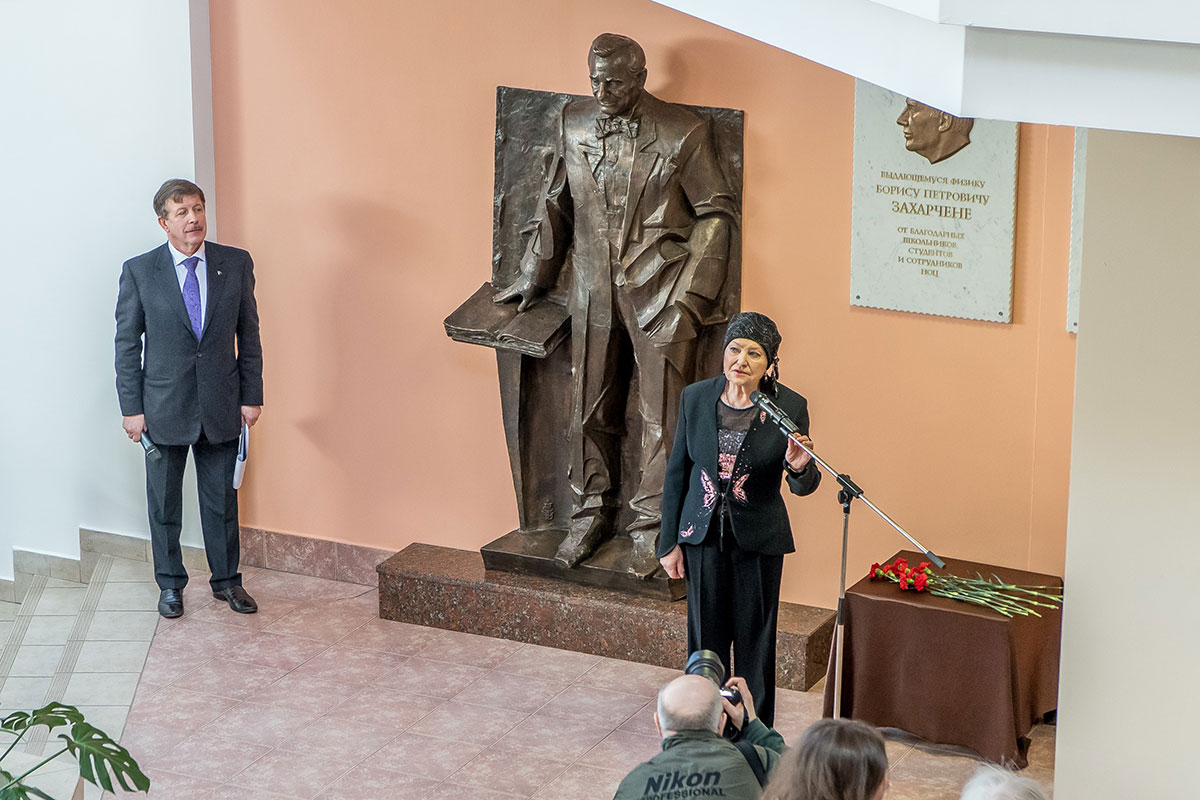 Вдова ученого Тамара Георгиевна АЛФЁРОВА поблагодарила мастерскую Зураба Церетели и скульпторов, трудившихся над созданием памятника 