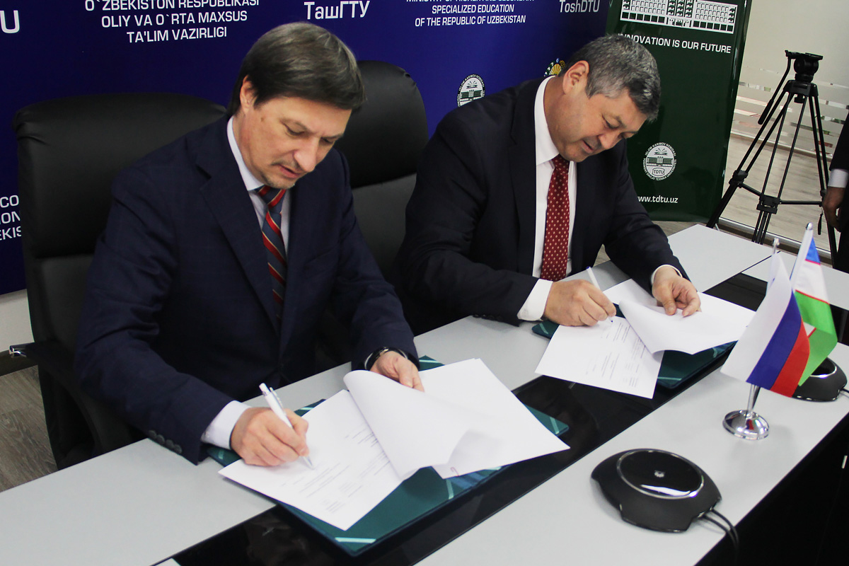 Проректор Д.Г. Арсеньев и ректор ТашГТУ С.М. Турабджанов подписали новый договор о сотрудничестве
